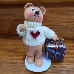 Annalee Doll 8" Valentine/Christmas "A Gift from the Heart Bear" w/Present